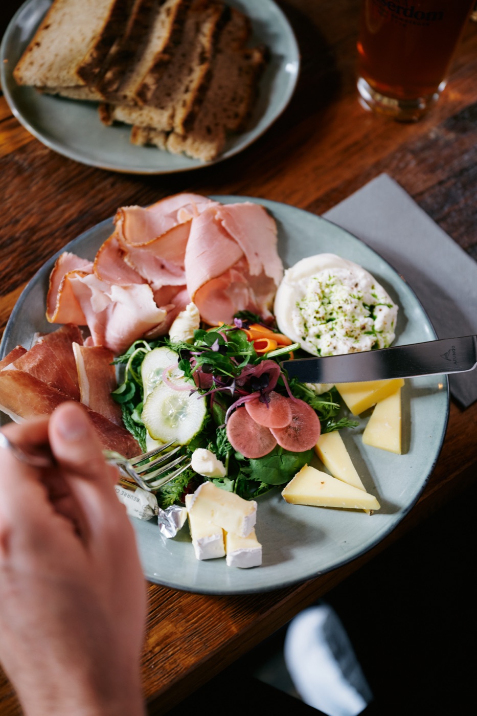 Fränkische Brotzeit mit Schinken, Käse, Obatzda und Bauernbrot
